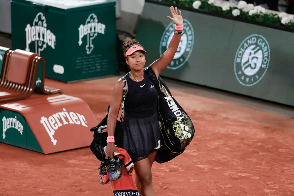 ▲日本前球后大坂直美（Naomi Osaka）在法網第二輪錯過賽末點，遭現任球后斯威雅蒂（Iga Swiatek）連拿5局逆轉，賽後忍不住淚灑球場。（圖／美聯社／達志影像）