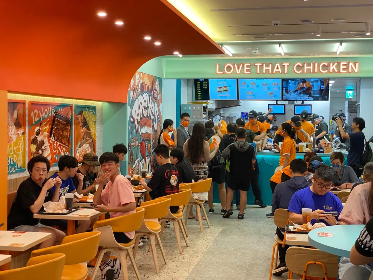 ▲「肯德基宿敵」Popeyes炸雞進軍台灣，首店插旗中正區，首批內用的民眾，開心大快朵頤。（圖／記者蕭涵云攝）