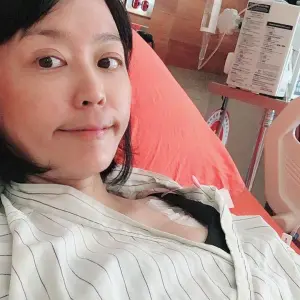 ▲唐玲29日發文透露自己聽取醫生的建議裝了人工血管(Port A),並表示:「它其實就是一個『人工注射座』,大小就跟10元硬幣差不多,通常會被裝在鎖骨下方。」不過她為了避免傷疤被看到,選擇裝在左胸上的位置。(圖/唐玲臉書) ▲唐玲29日發文透露自己聽取醫生的建議裝了人工血管(Port A),並表示:「它其實就是一個『人工注射座』,大小就跟10元硬幣差不多,通常會被裝在鎖骨下方。」不過她為了避免傷疤被看到,選擇裝在左胸上的位置。(圖/唐玲臉書)