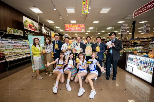 ▲農業部次長胡忠一帶領Rakuten Girls慧慧、溫妮與Fubon Angels秀秀子、栗子在日本 SAEKI超市舉辦「台灣鳳梨促銷活動」。(圖/中職提供) ▲農業部次長胡忠一帶領Rakuten Girls慧慧、溫妮與Fubon Angels秀秀子、栗子在日本 SAEKI超市舉辦「台灣鳳梨促銷活動」。(圖/中職提供)