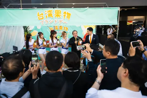 ▲「臺灣水果品牌日」贈送前 1 萬名進場球迷充滿臺灣水果意象的特色扇子,並於檢票入口處設置「臺灣水果展示專區」,將最新鮮的臺灣鳳梨及芒果呈現出來。(圖/中職提供) ▲「臺灣水果品牌日」贈送前 1 萬名進場球迷充滿臺灣水果意象的特色扇子,並於檢票入口處設置「臺灣水果展示專區」,將最新鮮的臺灣鳳梨及芒果呈現出來。(圖/中職提供)