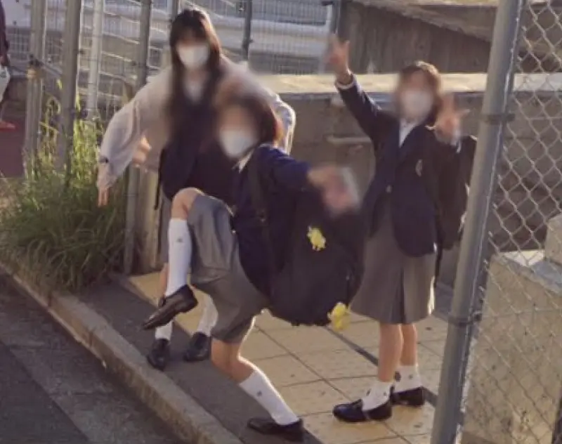▲有網友某天發現，Google Maps一處角落拍到3名日本女高中生，用非常奇特的姿勢對準鏡頭擺Pose，他將該張照片上傳之後，貼文竟意外爆紅。（圖／取自X）