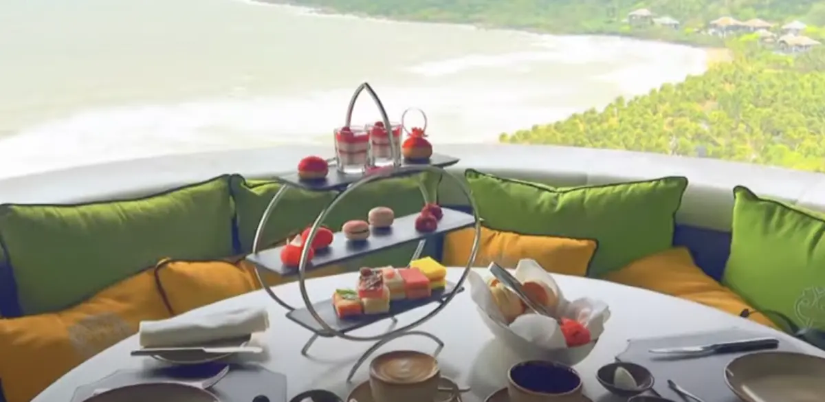 ▲網紅越南強尼開箱越南中部城市峴港超美酒店下午茶。（圖／翻攝自影片）