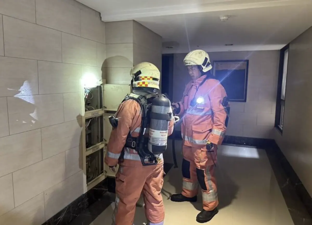 ▲新竹晴空匯D棟日前發生火警，2名勇消為疏散民眾殉職，住戶至今仍無法歸家，其餘A、B、Ｃ棟住戶仍住在大樓內，今（30）日中午再度傳出有住戶在A棟地下室「聞到燒焦味」，緊急通報119，20名消防人員到現場逐層檢查，確認為虛驚一場。（圖／消防局提供）