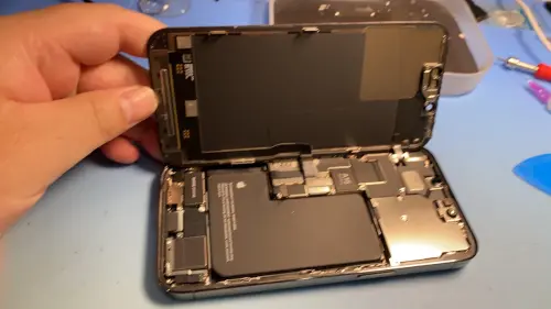 iPhone 維修。(圖/記者周淑萍攝) ▲iPhone 維修。(圖/記者周淑萍攝)