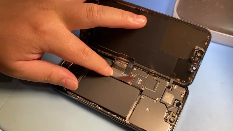 ▲台灣大哥大推出12款舊 iPhone 原廠電池更換優惠，像是iPhone 12系列換電池更換可比官網便宜1000元。舊iPhone換新電池後通常都還可續命1~2年，拿來當備用機、導航或是給小孩通訊用都相當好用。（圖／記者周淑萍攝）