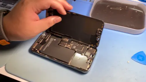 ▲iPhone 維修。（圖／記者周淑萍攝）