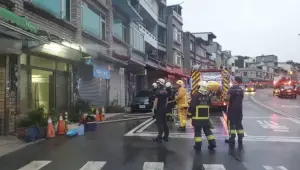 苗栗縣29日凌晨一間民宅突發大火,一名興華高中二年級學生林雅各恰好到附近購買早餐,發現屋內有人受困,奮不顧身6度衝進屋內救人。(圖/翻攝畫面) ▲苗栗縣29日凌晨一間民宅突發大火,一名興華高中二年級學生林雅各恰好到附近購買早餐,發現屋內有人受困,奮不顧身6度衝進屋內救人。(圖/翻攝畫面)