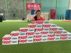 彰化縣東山國小少棒隊女球員小恩收到味全保久乳相當開心。(圖/頂新和德文教基金會) ▲彰化縣東山國小少棒隊女球員小恩收到味全保久乳相當開心。(圖/頂新和德文教基金會)