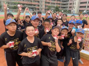 ▲台中市力行國小孩子們開心享用保久乳。(圖/頂新和德文教基金會) ▲台中市力行國小孩子們開心享用保久乳。(圖/頂新和德文教基金會)