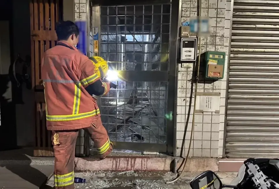 ▲30日深夜，卓姓男子不滿林姓女友提分手，衝到女方位於新莊區住處，丟擲高空煙火彈，造成1樓大門玻璃碎裂。（圖／翻攝畫面）