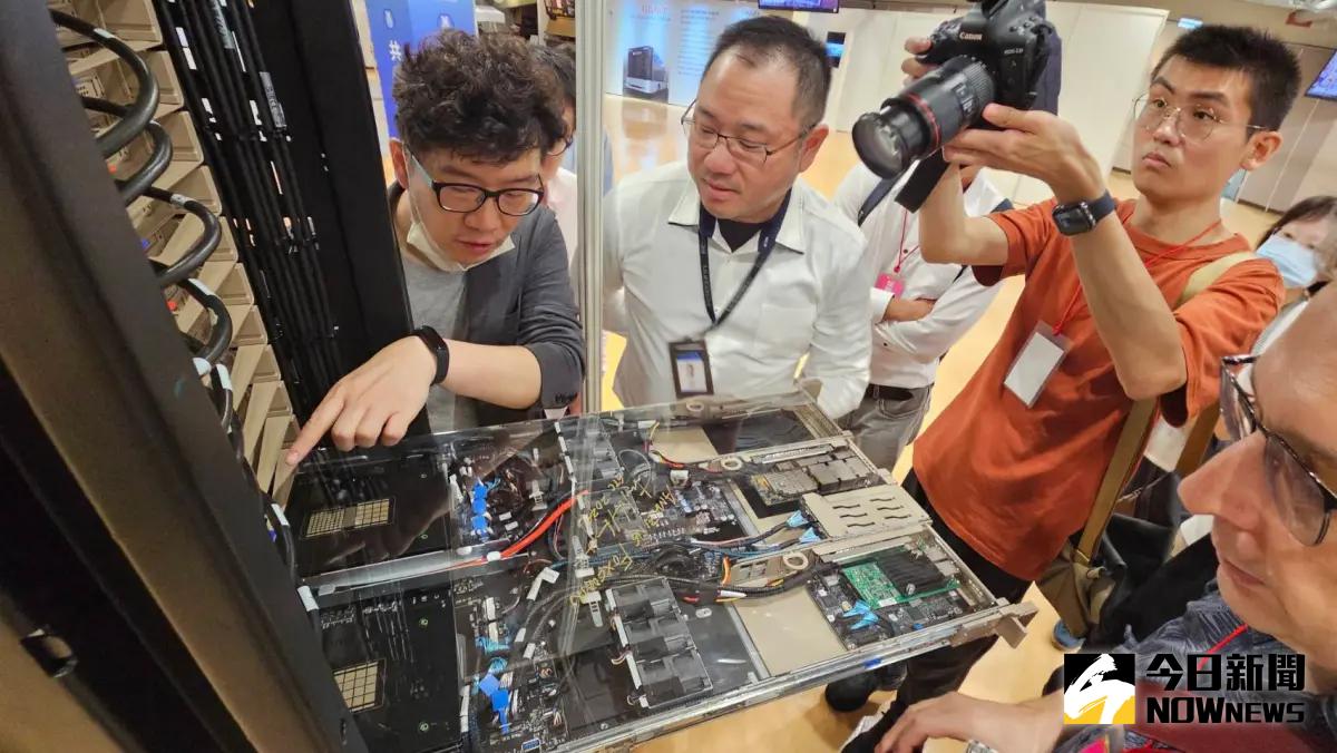 ▲鴻海今（31）日舉行股東會，由董事長劉揚偉親自主持。由於這次適逢集團50周年，因此現場也規劃股東會特展，展出最新的GB200 AI伺服器，上頭有輝達執行長黃仁勳的簽名。（圖／記者許家禎攝，2024.5.31）