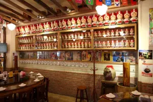 黃仁勳提到,「磚窯古早味懷舊餐廳」的料理不僅好吃、也讓自己感覺很有懷舊氣息,裝潢上擺滿了大同寶寶,也是這家店一大裝潢特色。(圖/取自「磚窯古早味懷舊餐廳」) ▲黃仁勳提到,「磚窯古早味懷舊餐廳」的料理不僅好吃、也讓自己感覺很有懷舊氣息,裝潢上擺滿了大同寶寶,也是這家店一大裝潢特色。(圖/取自「磚窯古早味懷舊餐廳」)