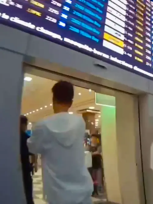 ▲韓籍旅客入境時已酩酊大醉,離開入境管制門後才發現有行李遺留海關檢查處,欲返回該處取回行李,但過程中已妨礙入境旅客通行,影響航廈秩序。(圖/航警局高雄分局提供) ▲韓籍旅客入境時已酩酊大醉,離開入境管制門後才發現有行李遺留海關檢查處,欲返回該處取回行李,但過程中已妨礙入境旅客通行,影響航廈秩序。(圖/航警局高雄分局提供)