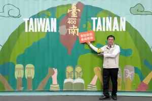 ▲黃偉哲強調,市府特別購買大型貨櫃並畫上台南400意象,希望在台南400年不只是歡慶,也匯集愛心,將裝載著市民愛心物資運至非洲偏鄉。。(圖/台南市政府提供) ▲黃偉哲強調,市府特別購買大型貨櫃並畫上台南400意象,希望在台南400年不只是歡慶,也匯集愛心,將裝載著市民愛心物資運至非洲偏鄉。。(圖/台南市政府提供)
