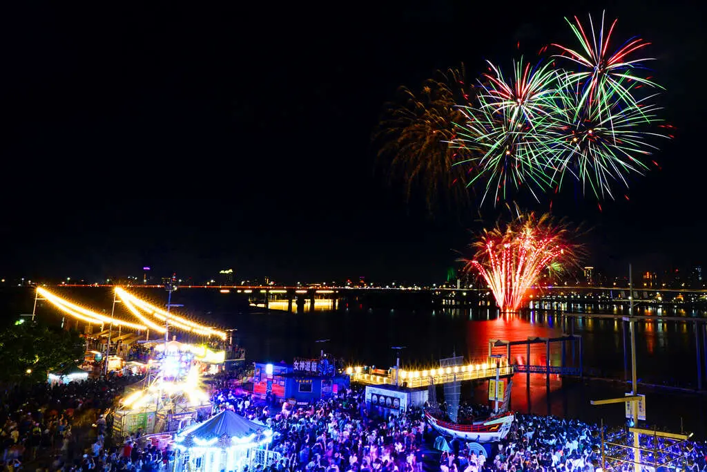 ▲「2024大稻埕夏日節」明天登場，周邊美食不少，本文精選４家具口碑的老店小吃，其中還有一家連日本戲劇節目與明星都特地前往朝聖。（圖／圖為2023大稻埕夏日節煙火秀畫面，台北市水利處提供）