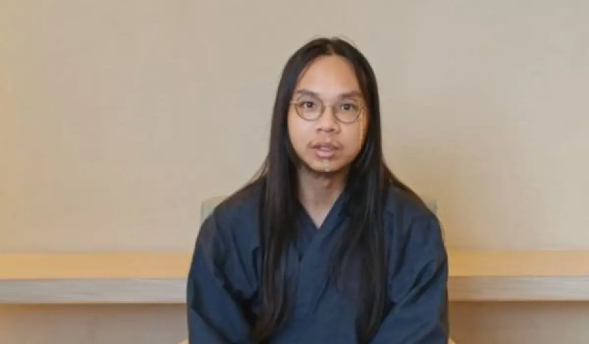 ▲台中捷運發生砍人事件，「長髮哥」許姓乘客奮勇禦敵，用力壓制洪姓嫌犯，被網友們封為英雄，他於今（31日）出院，表示覺得自己現在還不錯，感謝大家的關心。（圖／翻攝畫面）