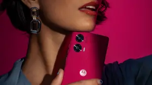 edge 50系列承襲Motorola廣受好評的純素皮革機身、IP68防水防塵規格與5,000萬畫素強大主鏡頭將是今夏最美防水手機。 ▲edge 50系列承襲Motorola廣受好評的純素皮革機身、IP68防水防塵規格與5,000萬畫素強大主鏡頭將是今夏最美防水手機。(圖/品牌提供)