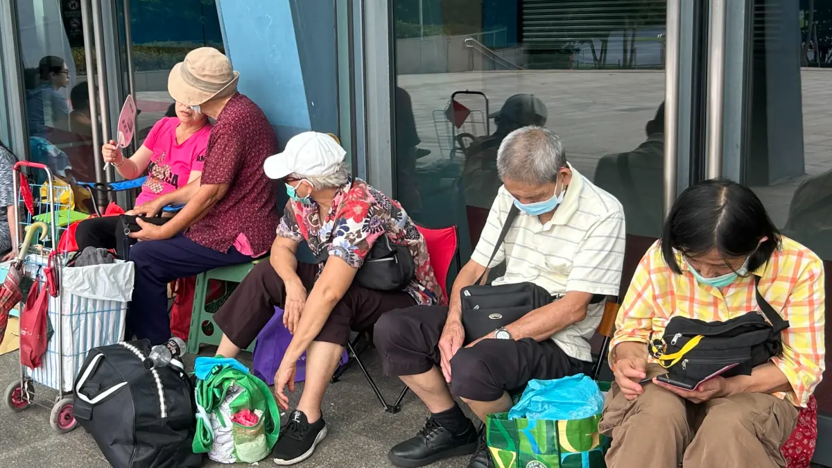 ▲張學友演唱會開放現場售票，中午12點已經排了超過150位歌迷，隊伍超過100公尺長，前幾位的阿嬤們被問到是否來代排，只露出尷尬笑容。（圖／記者吳昕蓓拍攝）