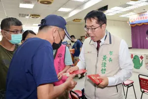 ▲黃偉哲在市政總質詢後親自到場關懷街友，致贈街友端午禮金、粽子、精緻餐點、飲品及乾糧。（圖／台南市政府提供）