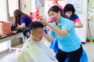 ▲今天的活動也媒合相關團體進行健檢、剪髮、沐浴等服務,讓參與活動的街友們感受到無比溫暖。(圖/台南市政府提供) ▲今天的活動也媒合相關團體進行健檢、剪髮、沐浴等服務,讓參與活動的街友們感受到無比溫暖。(圖/台南市政府提供)