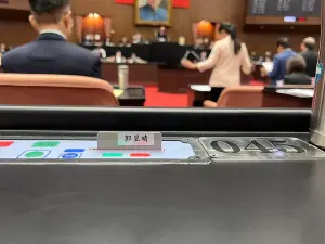 立法院「消失的表決卡」回歸了!藍綠立委各自反應曝光