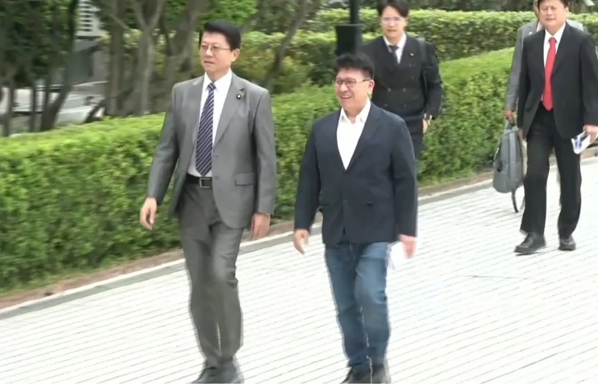 ▲國民黨立委謝龍介也換上整套特製西裝，首次穿出來亮相，在國會還是要莊重。（圖／攝影中心）