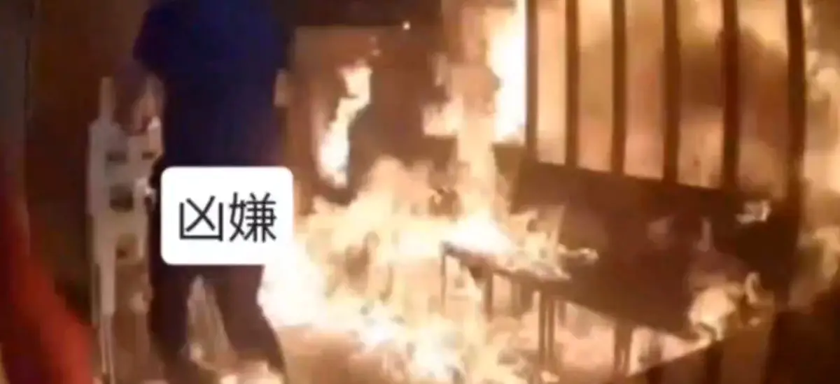 ▲5月12日母親節當天，台南一間安平區郡平路上某火鍋店發生驚悚火警，陳姓犯嫌疑似不滿前妻與火鍋店老闆交往，跑到火鍋店內潑漆、砸玻璃，油漆揮發瞬間燃起大火，整間餐廳陷入一片火海之中。（圖／翻攝畫面）