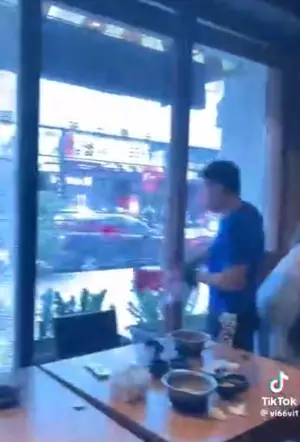 ▲陳嫌在店內大肆破壞。(圖/翻攝畫面) ▲陳嫌在店內大肆破壞。(圖/翻攝畫面)