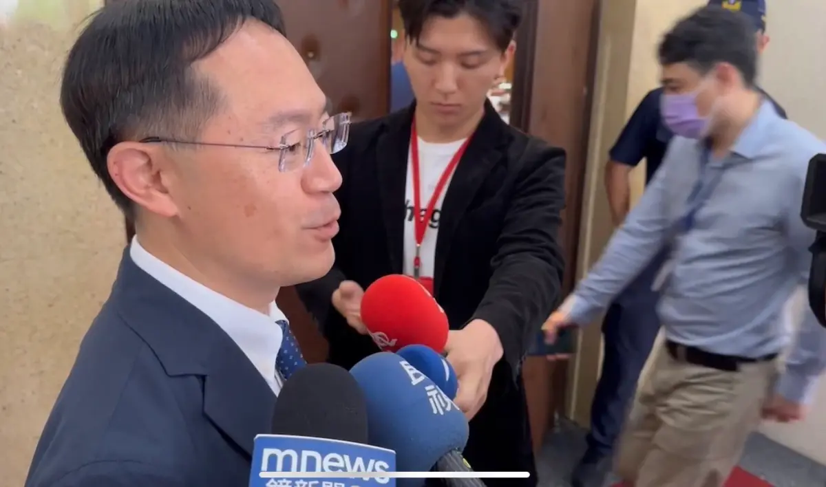 ▲民進黨立委李坤城上半身雖穿西裝打領帶，但依舊搭配牛仔褲、球鞋。（圖／讀者提供）