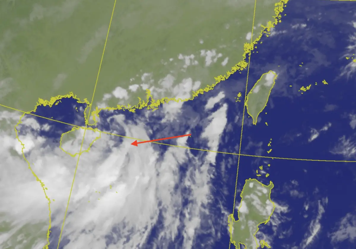▲位於南海的熱低壓今日下午2時已發展成為第2號颱風「馬力斯」(紅色箭頭處)，未來登陸中國廣東後強度會持續減弱併入鋒面系統，留意週末為台灣帶來劇烈天氣。（圖／翻攝中央氣象署官網）