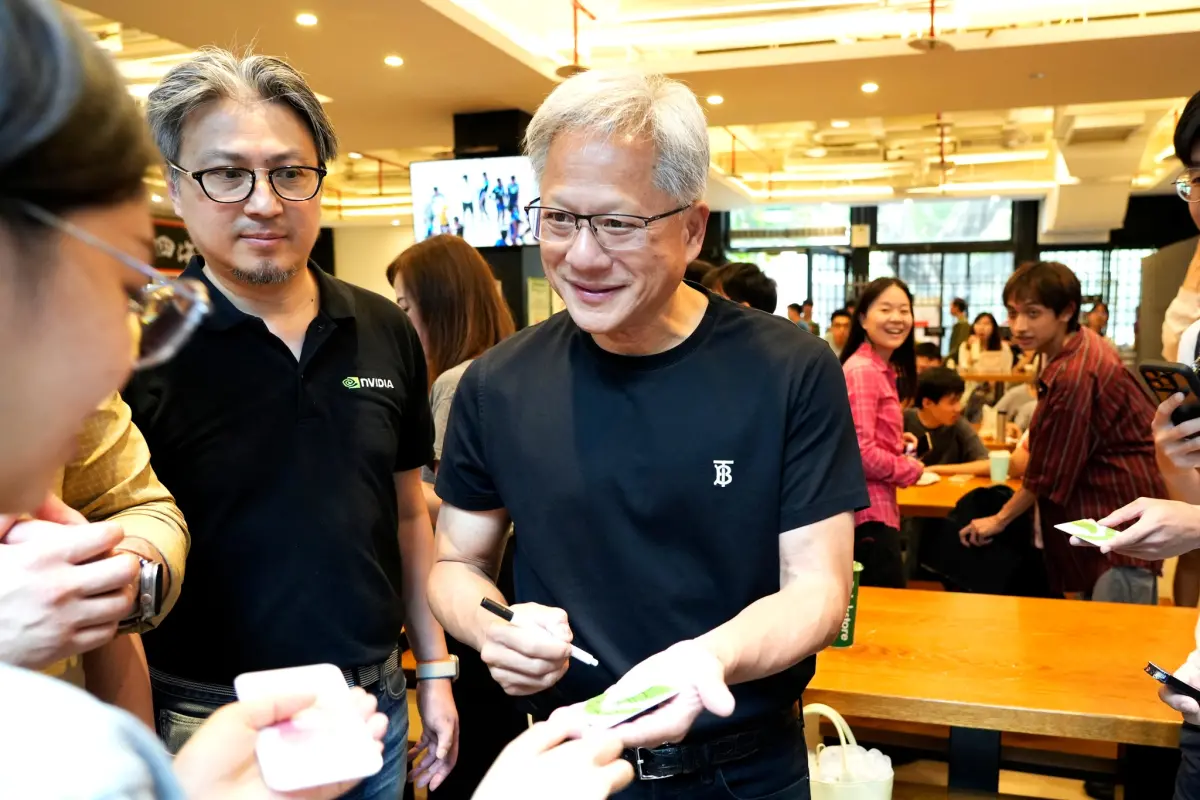▲輝達執行長黃仁勳今日無預警出現在台大校園，學生們聞訊前往包圍索要簽名。有外媒讚嘆黃仁勳在台灣宛如「搖滾巨星」，而黃仁勳的高人氣也提振了投資人信心。（圖╱取自台大臉書）