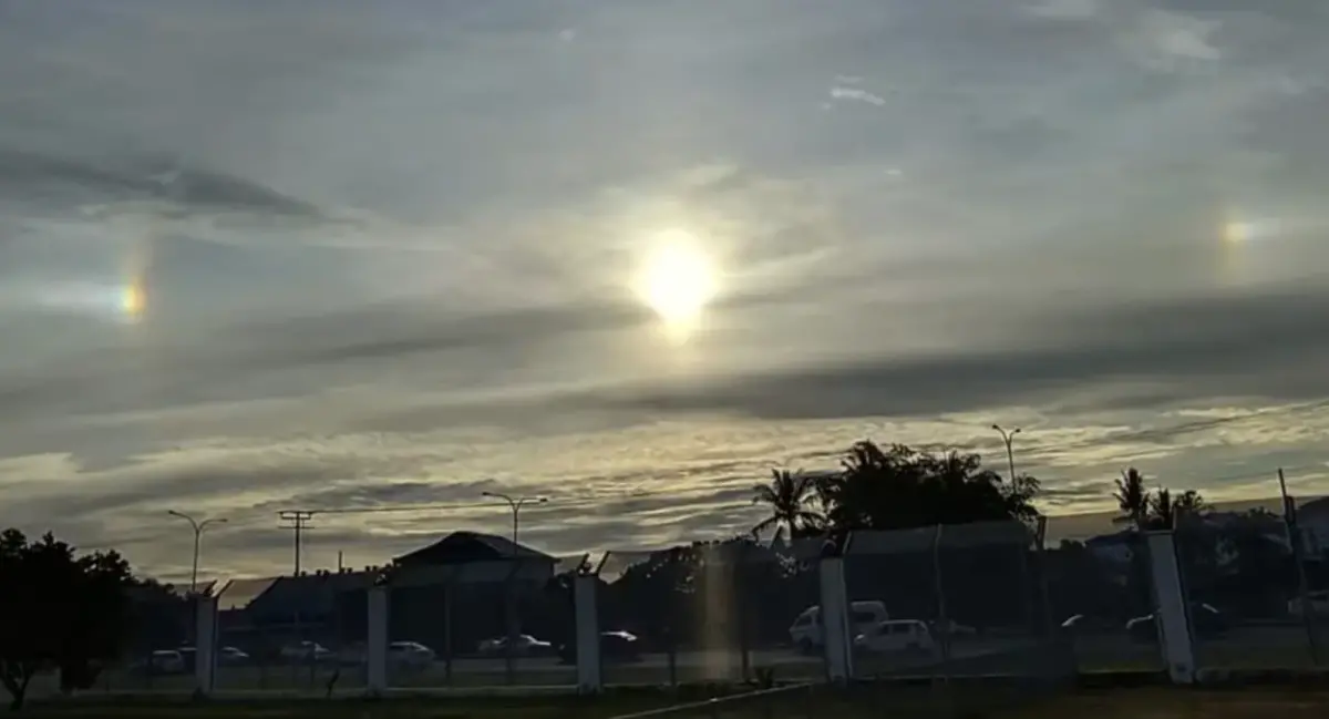 ▲馬來西亞沙巴地區出現三個太陽的罕見景象。（圖／翻攝自X）
