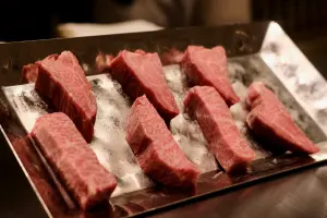 ▲主菜中原本的美國牛小排，全面升級為日本A5和牛。（圖／記者葉盛耀攝）