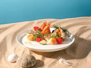 ▲「夏慕尼」推出6月3日~7月31日，平日到全台夏慕尼內用消費2客套餐，出示任一象徵海洋的「藍色」物品，即享1份價值980元的「南法雙人海鮮盤」。（圖／王品集團提供）