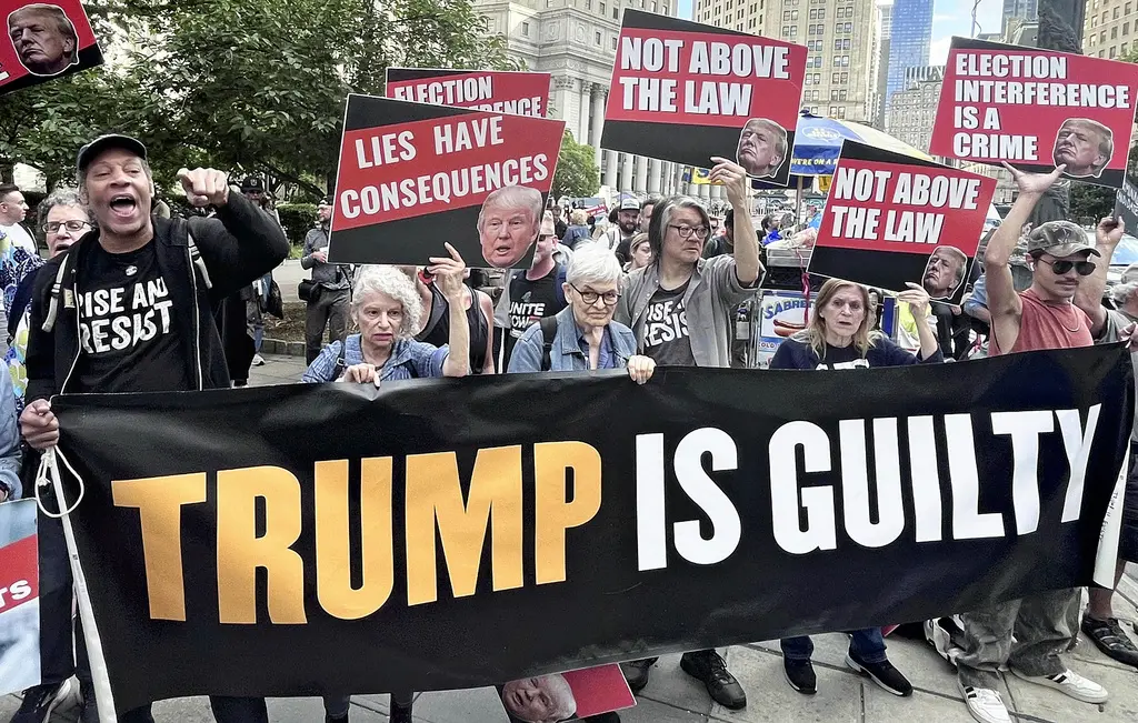 ▲川普封口費案有罪，部分激進支持者在網路上籲暴動和暴力報復。圖為反對川普者在法院外高舉標語歡呼。（圖／美聯社／達志影像）