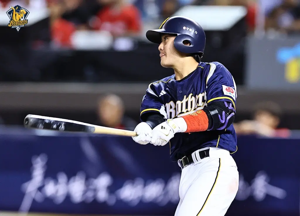 ▲本週末「龍象大戰」在大巨蛋展開，中信兄弟高宇杰敲出生涯首支三壘安打，終場兄弟4：3擊退味全龍。（圖／中信兄弟提供）