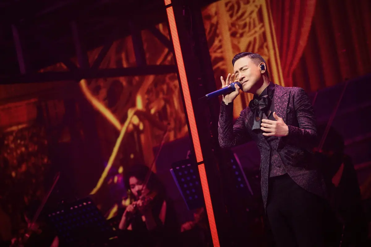 ▲張學友唱〈她來聽我的演唱會〉一曲，以歌詞「在40歲後聽歌的女人很美」當場開撩女歌迷，更以〈你最珍貴〉與歌迷現場對唱。（圖／JDS提供）