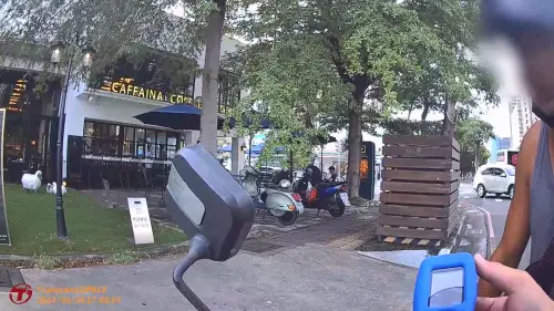 ▲張男認出眼前這名警員恰巧是上次取締他的警員,讓他大感無奈,警方開單舉發並移置保管車輛。(圖/記者郭凱杰翻攝) ▲張男認出眼前這名警員恰巧是上次取締他的警員,讓他大感無奈,警方開單舉發並移置保管車輛。(圖/記者郭凱杰翻攝)