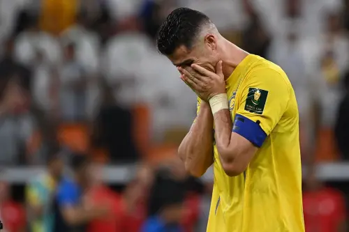 艾納斯以4:5在沙烏地阿拉伯國王盃決賽敗給希拉爾,丟掉冠軍,C羅賽後激情落淚,難掩失望情緒 ▲艾納斯以4:5在沙烏地阿拉伯國王盃決賽敗給希拉爾,丟掉冠軍,C羅賽後激情落淚,難掩失望情緒。(圖/翻攝自X)