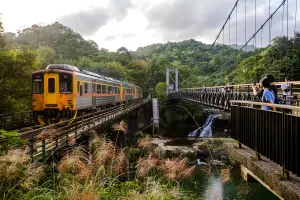 ▲沿著四廣潭吊橋可以捕捉平溪線火車經過的風景。（圖／新北觀旅局提供）