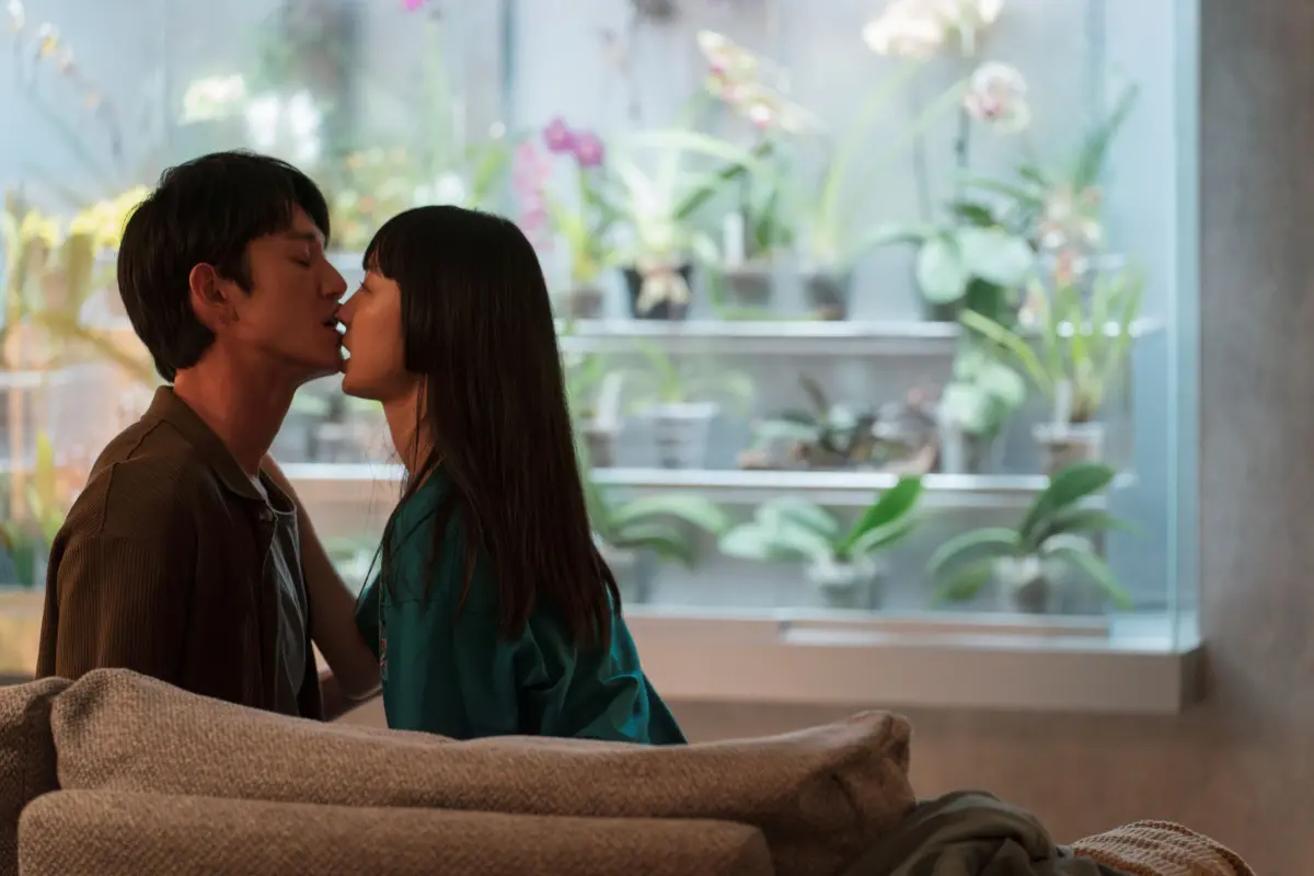 ▲吳慷仁（左）在《破浪男女》片中，涉嫌引誘未成年少女，激情吃舔女星腳趾，與劉主平有大量親密戲。（圖／双喜）