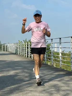 人間微光/陳鴻 ▲陳鴻退休後開始練跑步,他說,剛開始的時候不想跑,但是跑起來就不想停了。(圖/陳鴻提供)