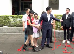 蔣萬安李多慧 ▲蔣萬安不只跟李多慧自拍,還牽手。(圖/記者嚴俊強攝)