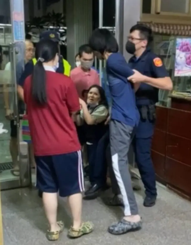 ▲陳美妃為阻止警察帶走兒子，當眾下跪求情，（圖／翻攝畫面，2024.06.01）