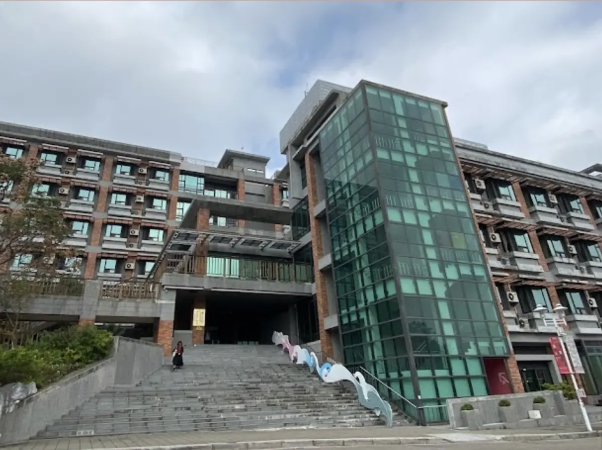 ▲北藝大校長陳愷璜日前接受媒體採訪，他公開豪華辦公室內部，裡頭不僅空間超大，還擺放許多巨大裝置藝術，照片曝光後惹怒大票北藝大學生。（圖／翻攝自Google Maps）