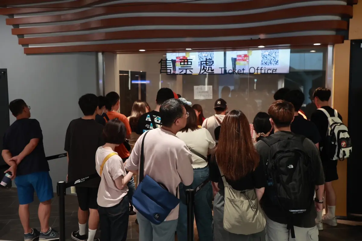 ▲「AI教父」黃仁勳加持，大巨蛋「龍象大戰」票房超熱，現場排隊人潮綿延數十公尺。（圖／記者葉政勳攝）