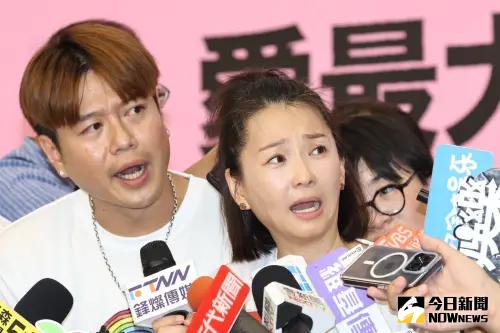 ▲六月(右)、李易夫妻合體,被問最近一次開機時間,露出驚訝表情。(圖/記者陳明中攝影) ▲六月(右)、李易夫妻合體,被問最近一次開機時間,露出驚訝表情。(圖/記者陳明中攝影)