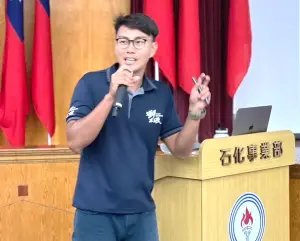 ▲台灣中油石化事業部舉辦環境教育講座,邀請小琉球海洋志工隊許博翰作專題演講。(圖/中油石化事業部提供) ▲台灣中油石化事業部舉辦環境教育講座,邀請小琉球海洋志工隊許博翰作專題演講。(圖/中油石化事業部提供)