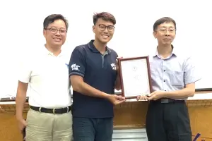 ▲台灣中油石化事業部環保室主任郭輔仁(右)致送感謝狀給小琉球海洋志工隊許博翰(中)。(圖/中油石化事業部提供) ▲台灣中油石化事業部環保室主任郭輔仁(右)致送感謝狀給小琉球海洋志工隊許博翰(中)。(圖/中油石化事業部提供)